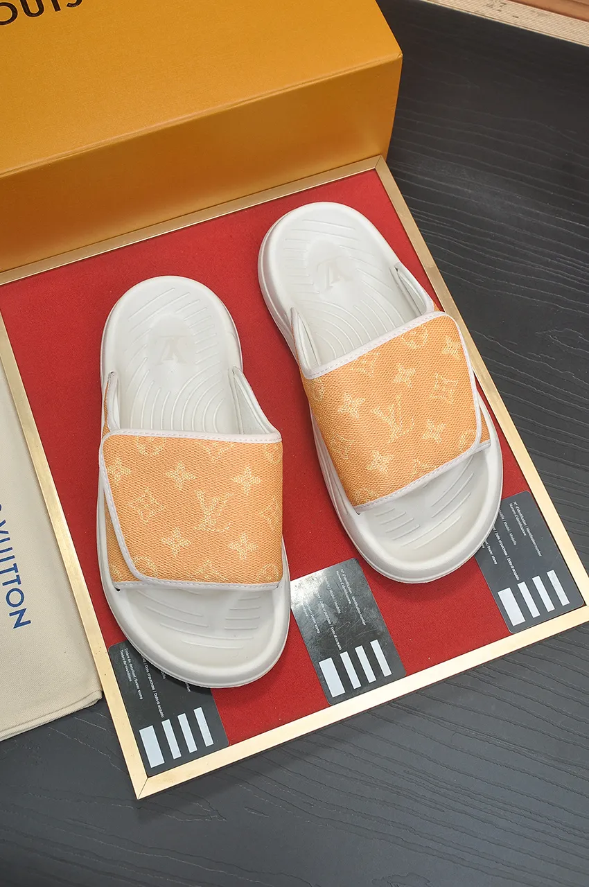 Men's men's shoes 💰340💶 [Louis Vuitton LV slippers] (high-end cowhide) counter 1:1 fashion style, a must-have for summer! The designer used LV’s iconic outsole. The original simple slippers instantly become fashionable! The upper is made of flexible special cowhide leather straps alternately, and the workmanship is exquisite! A must-have for stylish men in summer, size 38-45 (45 customized)